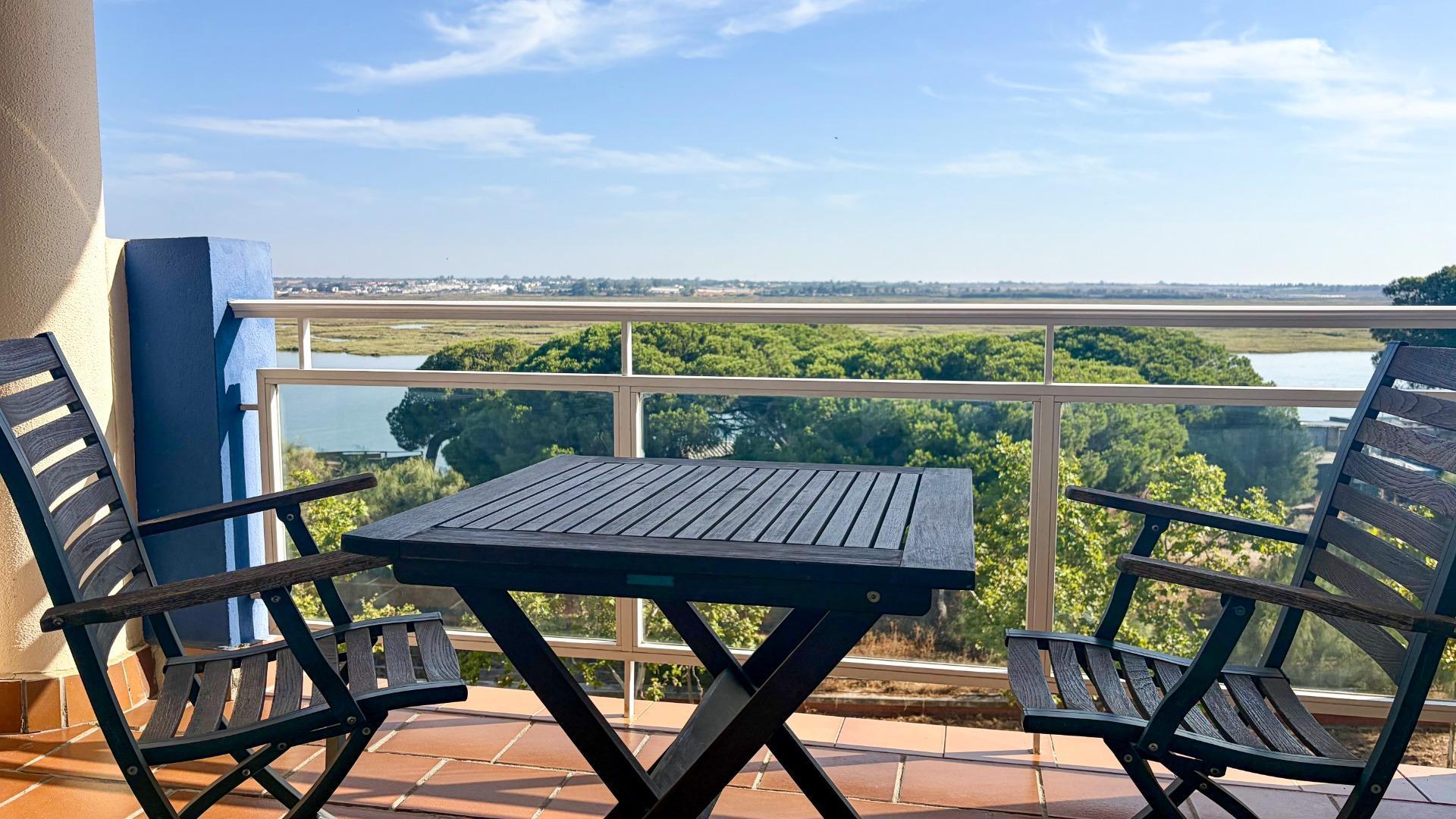 Terraza de la vivienda en Isla Cristina, con vistas a la marisma